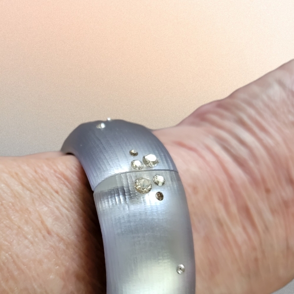 ALEXIS BITTAR | SWAROVSKI CRYSTAL LUMINOUS GRAY MAGNETIC LUCITE BRACELET - Picture 6 of 12